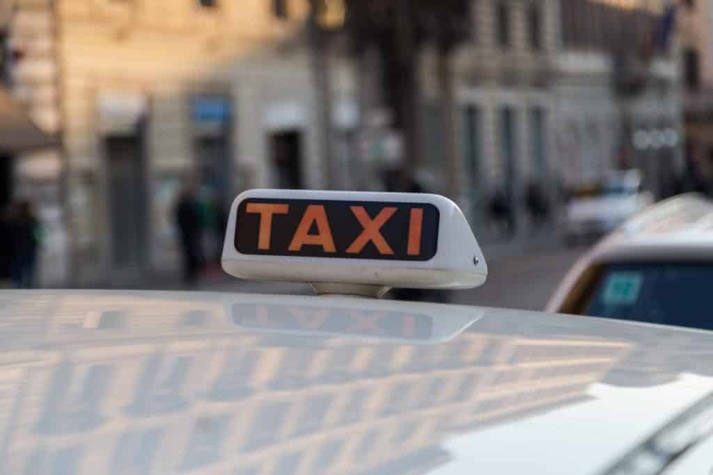 Vettura Taxi scaled e1718207022735.jpg