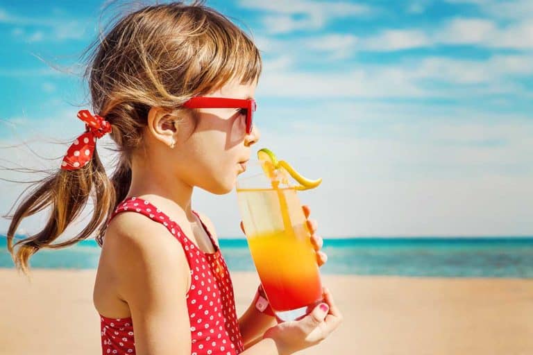bambina in spiaggia.jpg