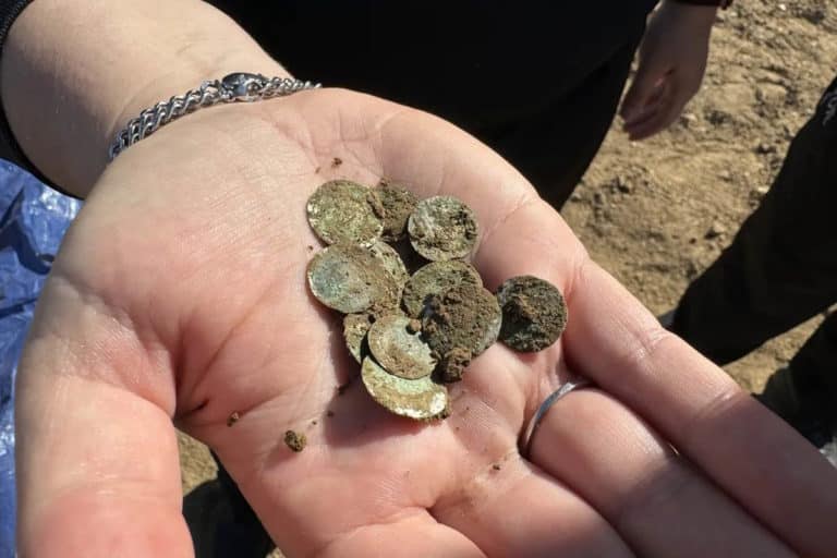 donna passeggiata tesoro 900 anni.jpg