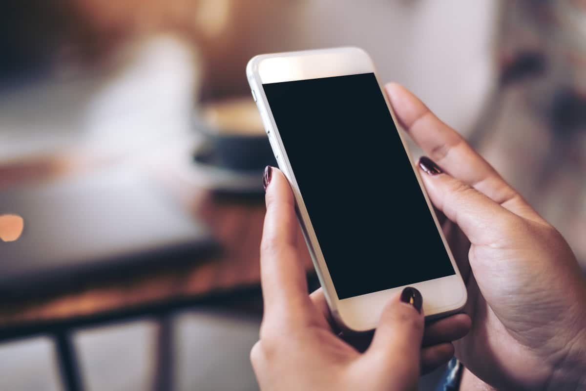 Passiamo 3 mesi all’anno davanti allo schermo del cellulare: i dati shock che ci svelano la nostra più grande dipendenza 1 obsolescenza programmata smartphone.jpg
