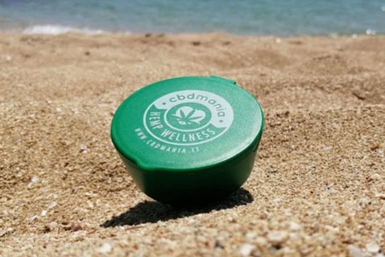 Mozziconi di sigaretta: il rifiuto più frequente sulle spiagge italiane 5 posacenere da spiaggia.jpg