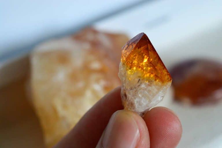 Quarzo Citrino: 7 proprietà e gli usi della pietra che cancella la paura di fallire (secondo la cristalloterapia) 8 quarzo citrino.jpg