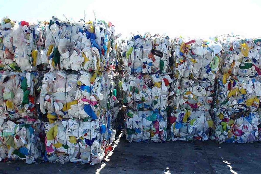 rifiuti di plastica.jpg