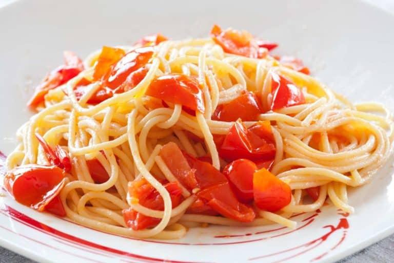Io gli spaghetti aglio olio e peperoncino li faccio così, per farli mangiare anche ai miei bambini aggiungo un ingrediente segreto 2 spaghetti aglio olio e pomodorini.jpg