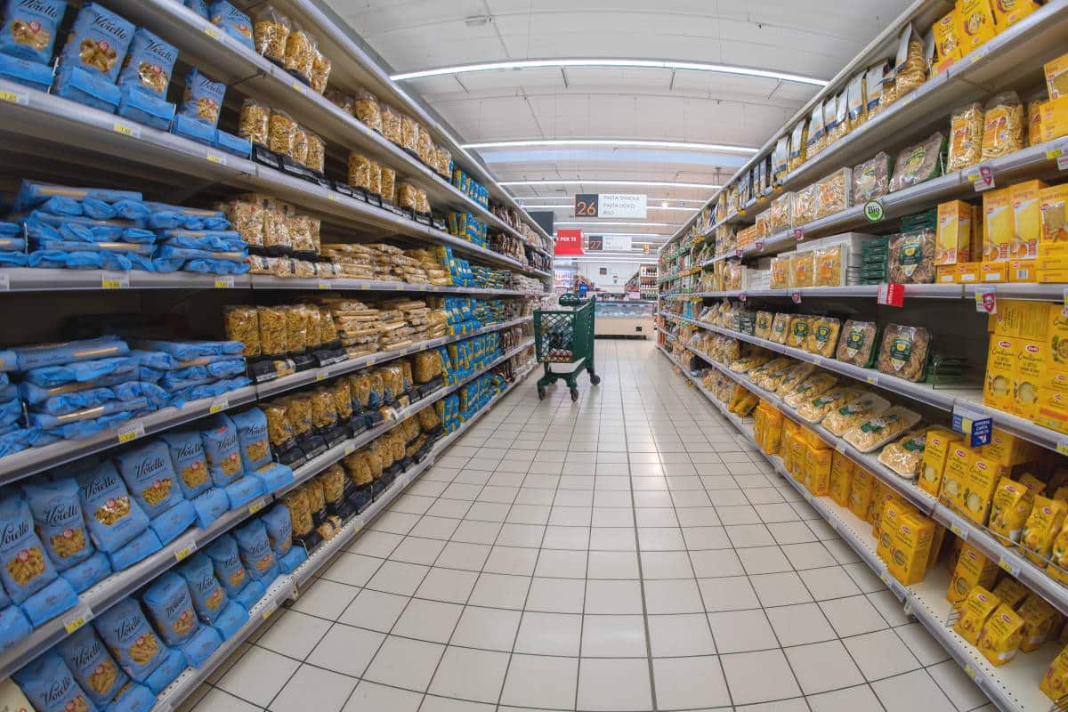 Direttrice di un supermercato vieta il bagno alle cassiere: “tenete la pipì per 4 ore”, sospesa 1 supermercato pasta.jpg