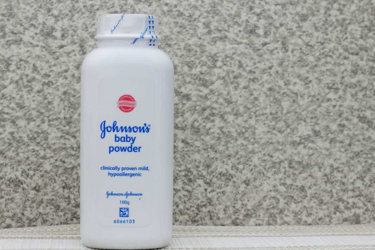 Talco cancerogeno, Johnson & Johnson pagherà 700 milioni di dollari per chiudere le cause negli Usa 1 talco jj.jpg