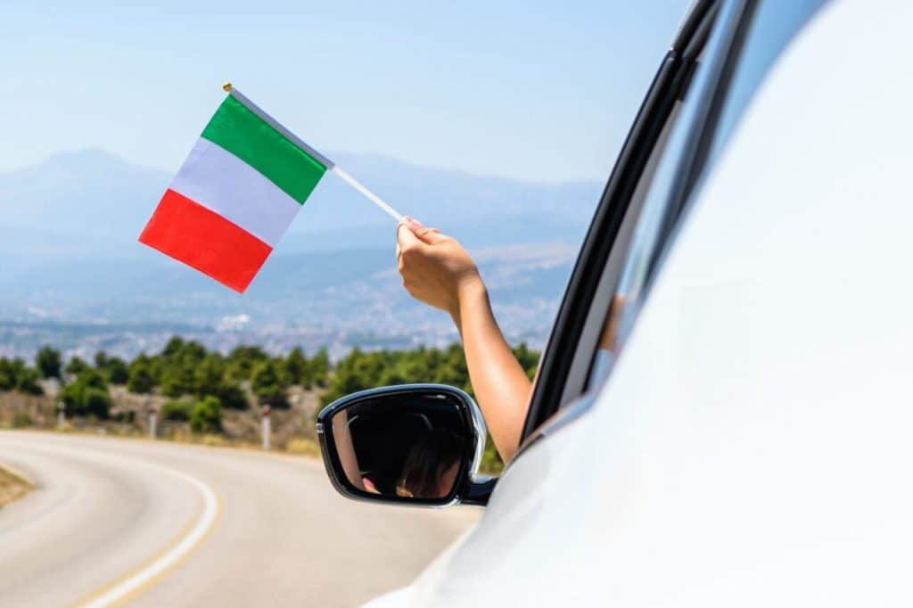 Auto bandiera italiana e1720436953338.jpg