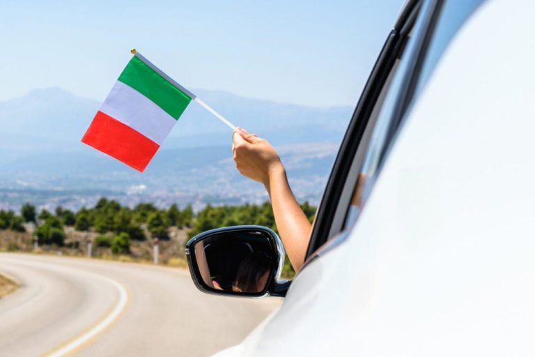 Auto bandiera italiana e1720436953338.jpg