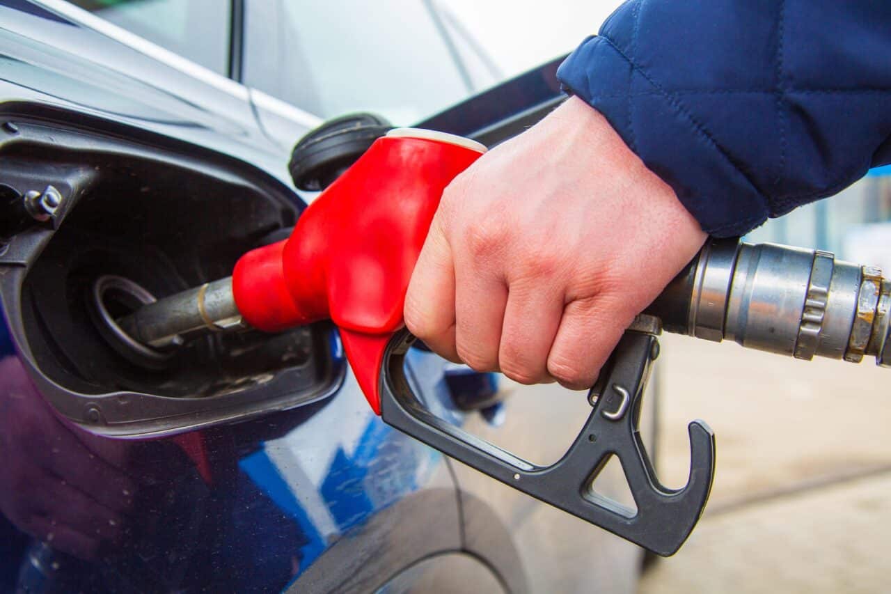 Automobilista fa rifornimento di benzina e1721819092691.jpg