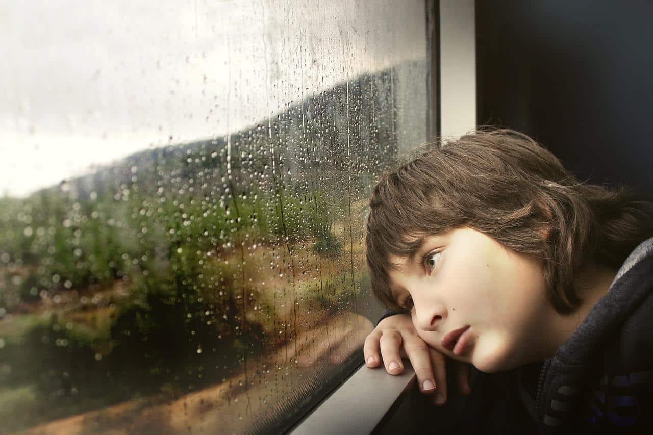 Giochi per bambini da fare durante i viaggi in auto 1 Bambino in auto annoiato.jpg