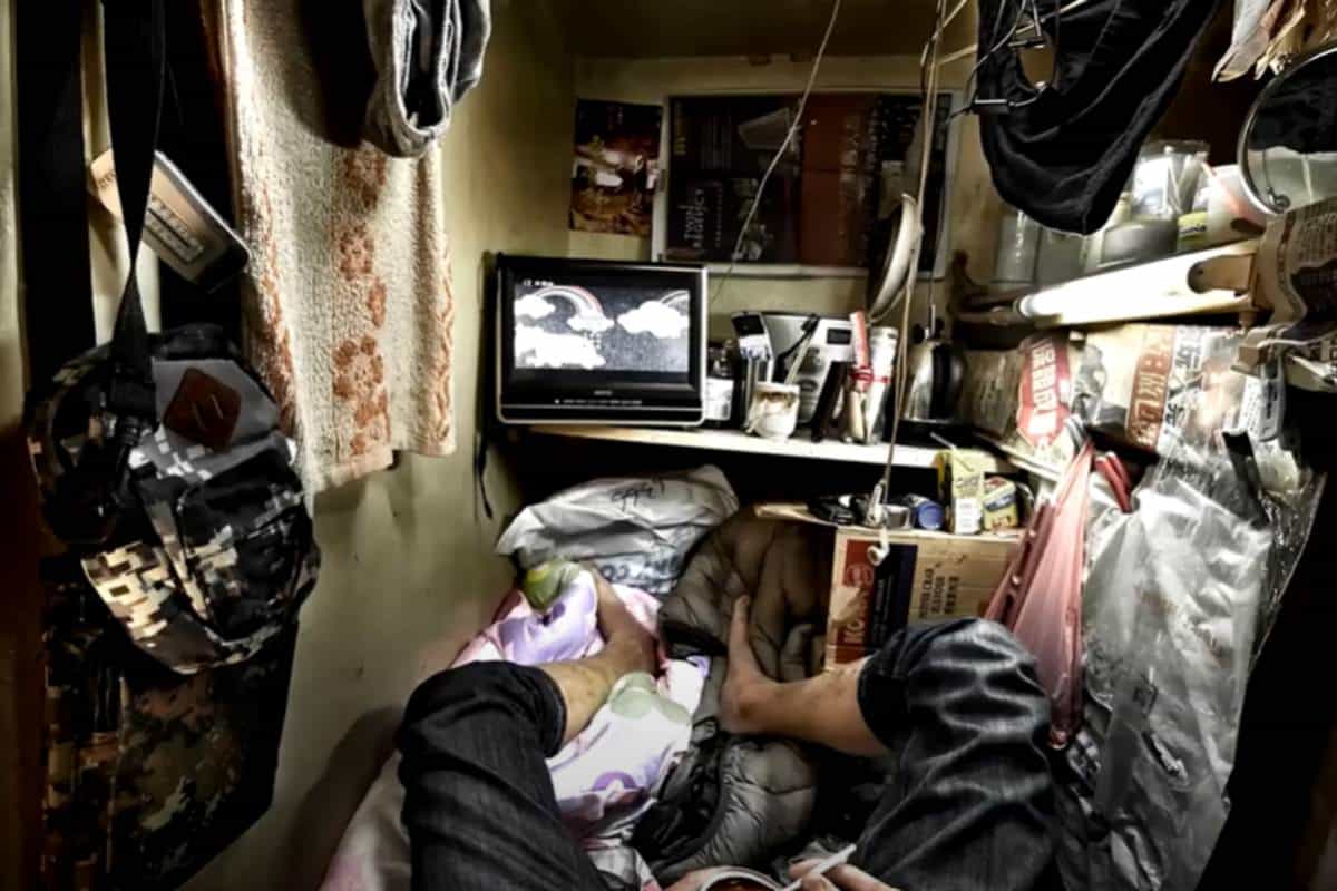 Ti mostro come i più poveri vivono a Hong Kong, in spazi minuscoli (come fossero bare) 1 Coffin House.jpg