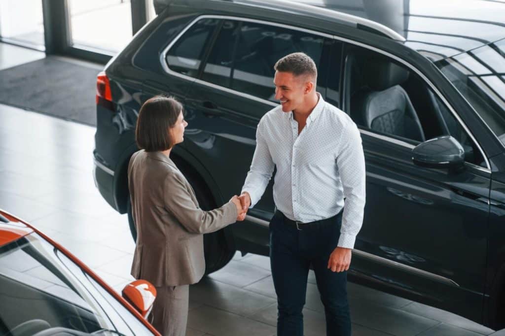 Concessionario accoglie cliente interessata all acquisto di un auto nuova e1718649119449.jpg