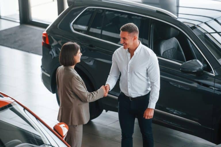 Concessionario accoglie cliente interessata all acquisto di un auto nuova e1718649119449.jpg