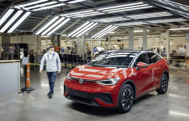 Dipendente nello Stabilimento di Produzione auto elettriche Volkswagen in Germania 2 e1721378173334.jpg