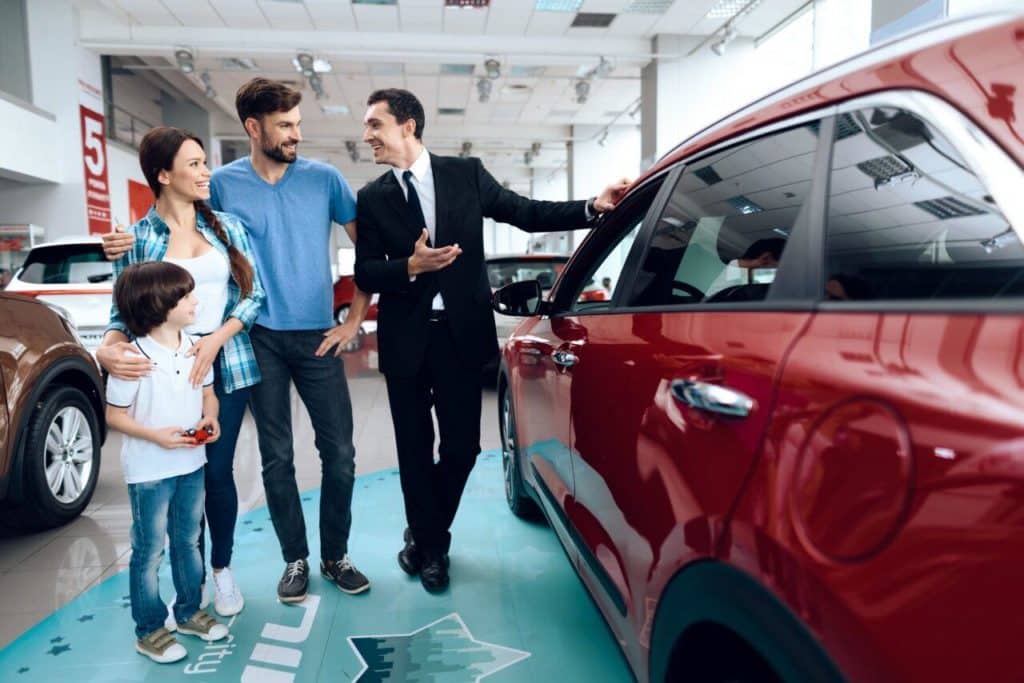 Famiglia durante la scelta e acquisto auto usata in concessionaria e1711617916240.jpg