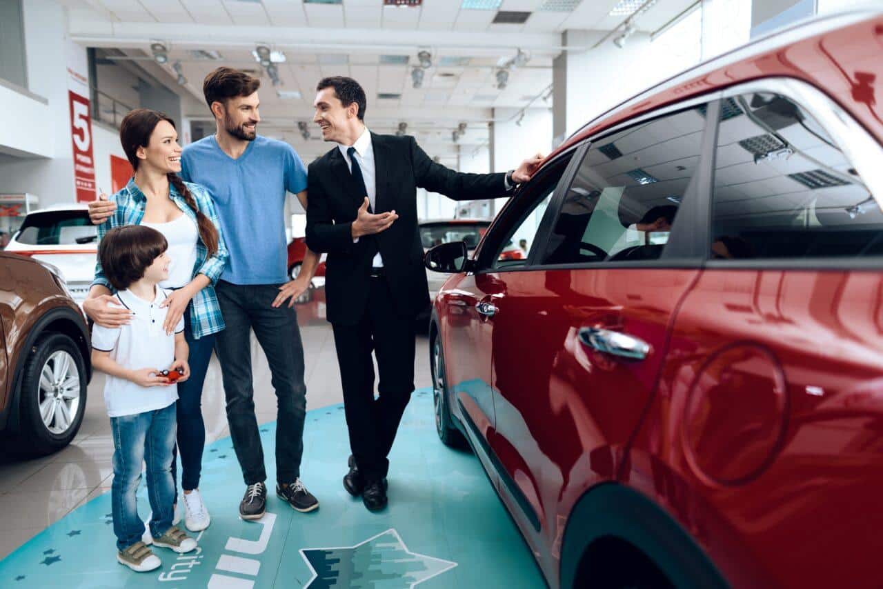 Famiglia durante la scelta e acquisto auto usata in concessionaria e1711617916240.jpg
