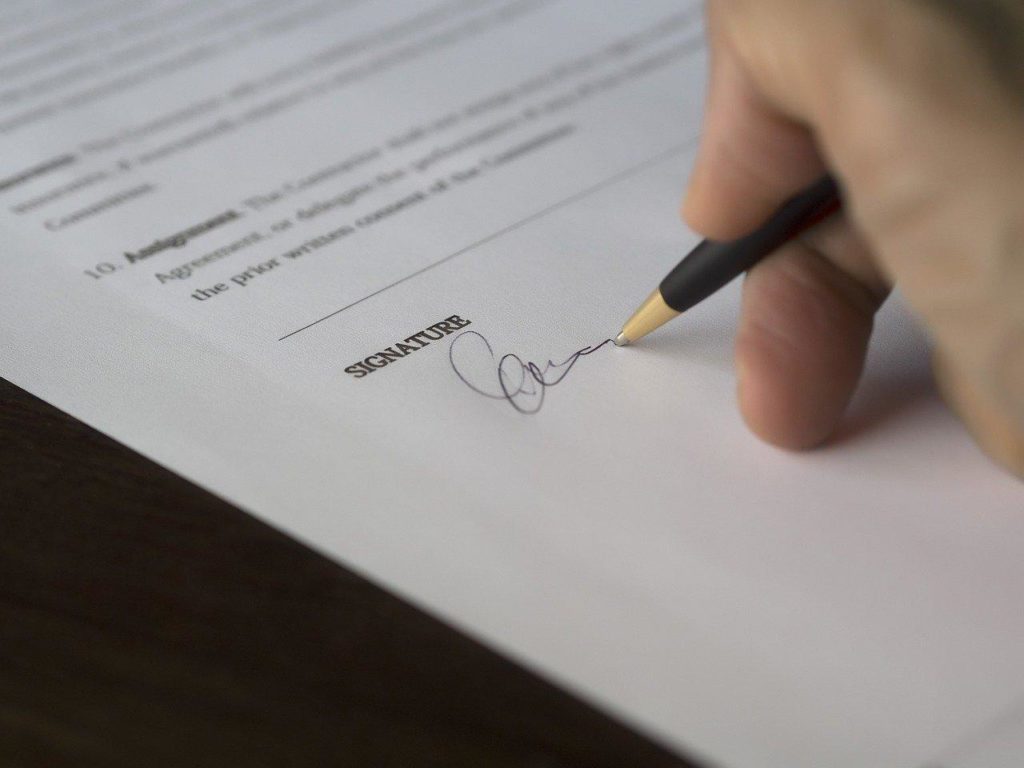 Firma contratto.jpg