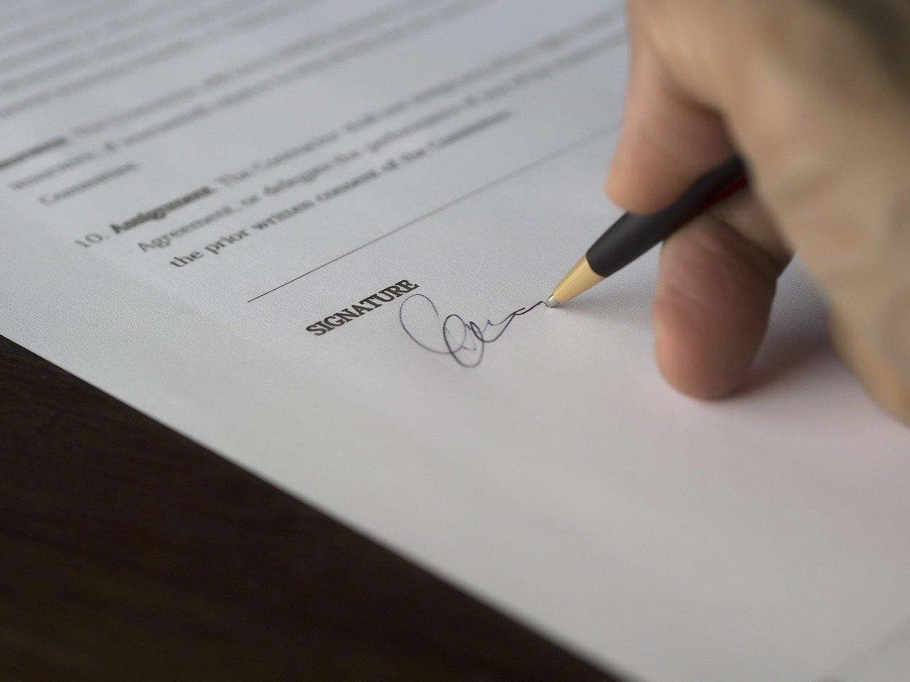Le clausole da conoscere nei contratti di noleggio a lungo termine 1 Firma contratto.jpg