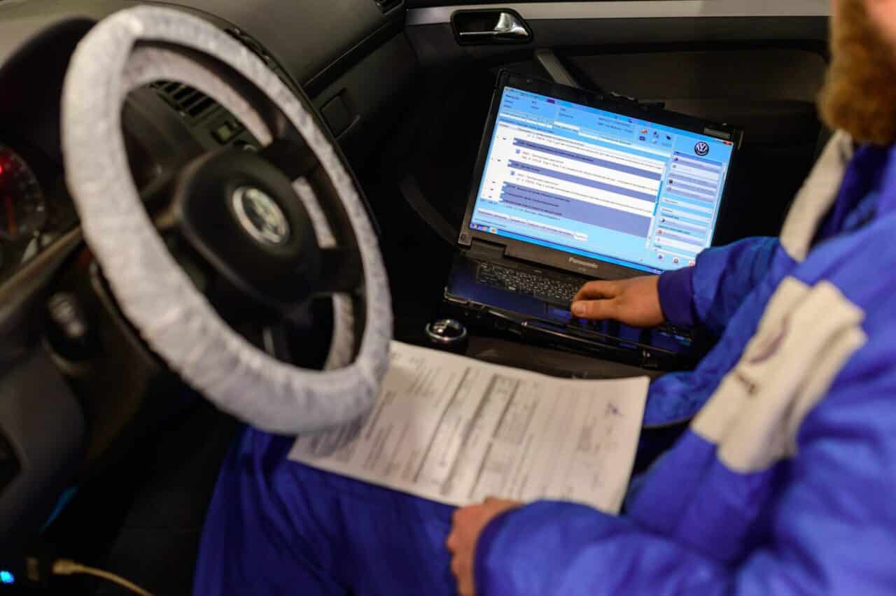 ÖAMTC: accesso ai dati per l’IAM è bloccato sul 25% di auto nuove 1 Foto1 Autoriparatore effettua la diagnosi auto con software ufficiale Volkswagen scaled e1722327593332.jpg