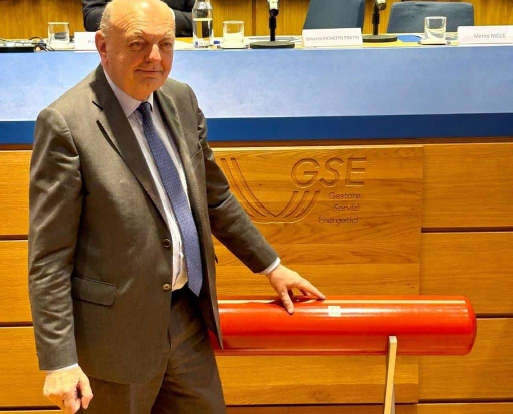 Il ministro Fratin applica il primo QR code per il tracciamento delle bombole metano in italia.jpg