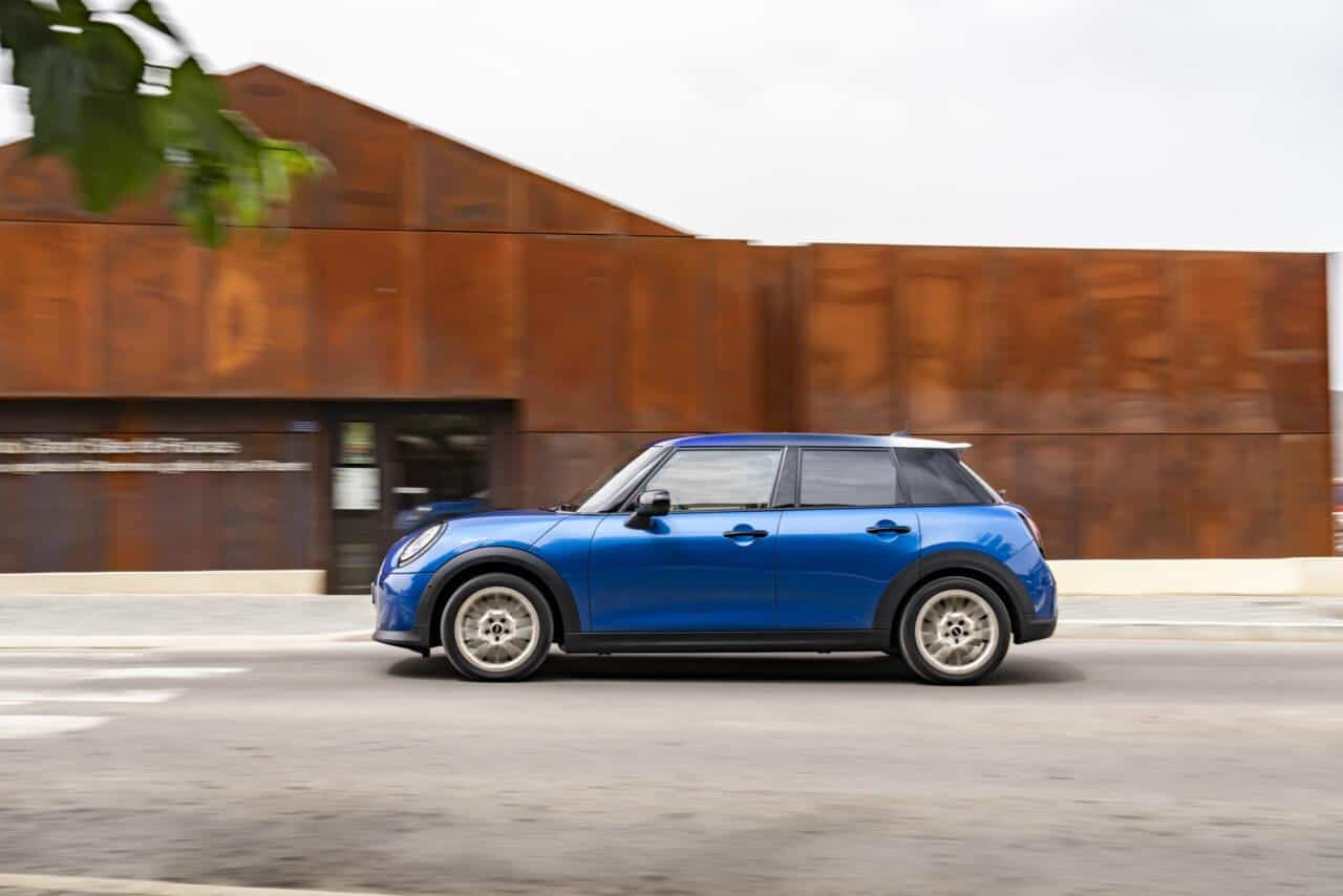 P90559980 highRes mini cooper s 5 door scaled e1721298197705.jpg