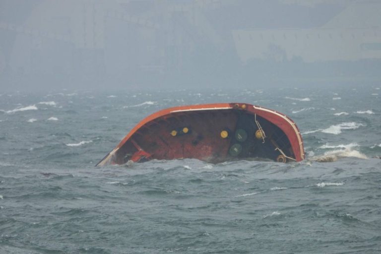 Ennesimo disastro ambientale nelle Filippine: affonda una petroliera con 1,4 milioni di litri di olio combustibile industriale 10 Petroliera affonda.jpg