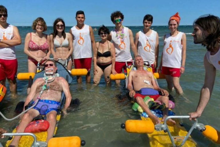 La “Spiaggia dei Valori” rende il mare accessibile per tutti (ed è nata da una profonda storia d’amore) 9 Spiaggia dei valori.jpg