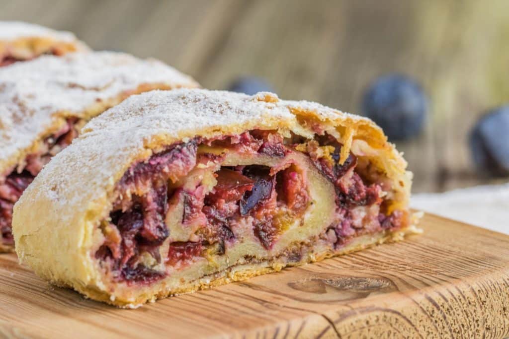 Strudel di prugne scaled.jpg