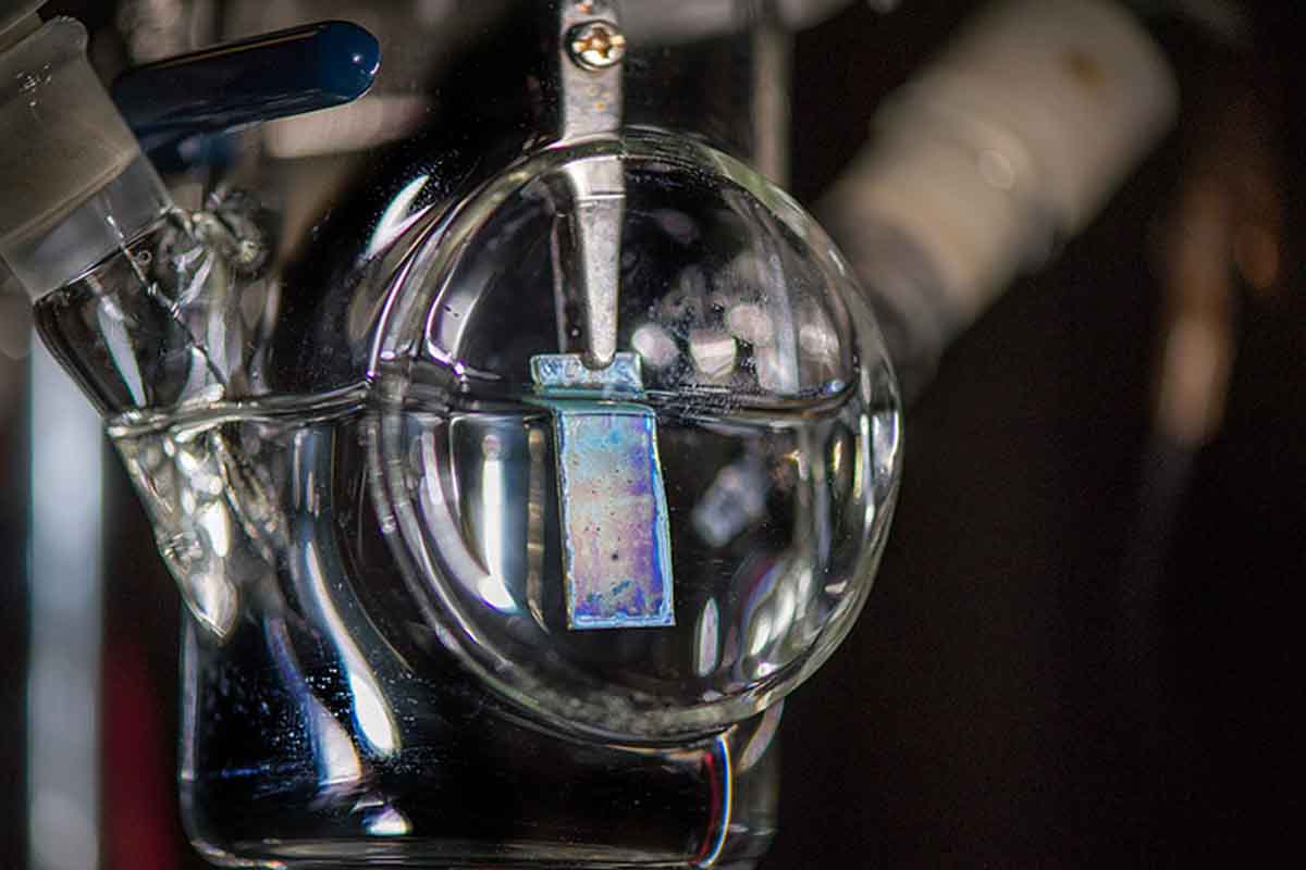 Un fotoelettrodo viene utilizzato per produrre idrogeno scindendo lacqua.jpg