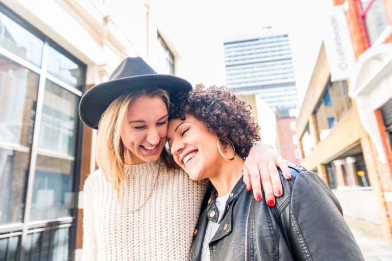 I soprendenti benefici di avere amici da più di 20 anni (e perché dovresti averne cura) 5 amicizia.jpg