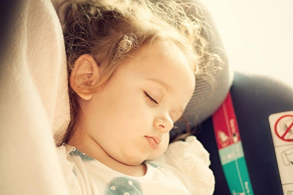 bambina seggiolino auto.jpg