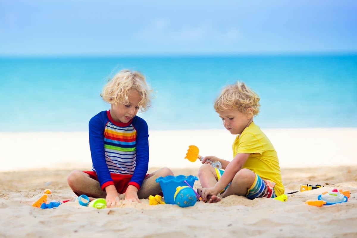 bambini in spiaggia.jpg