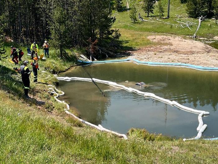 SUV sommerso in un geyser a Yellowstone 3 car m.jpg
