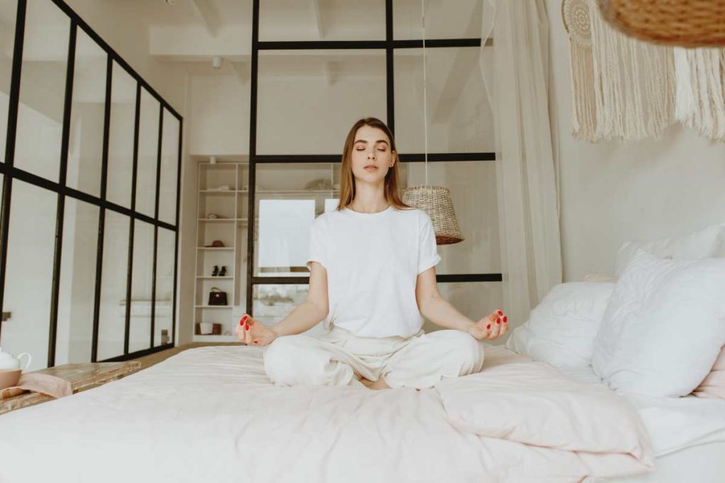 meditare sul letto.jpg