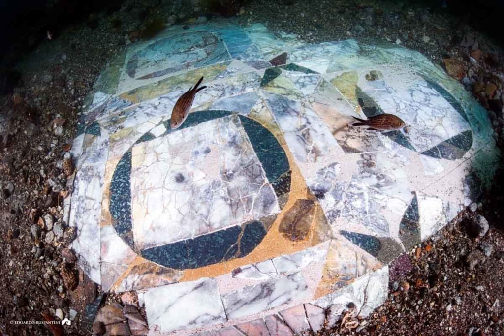 mosaico romano emerge dai fondali della Baia di Napoli.jpg