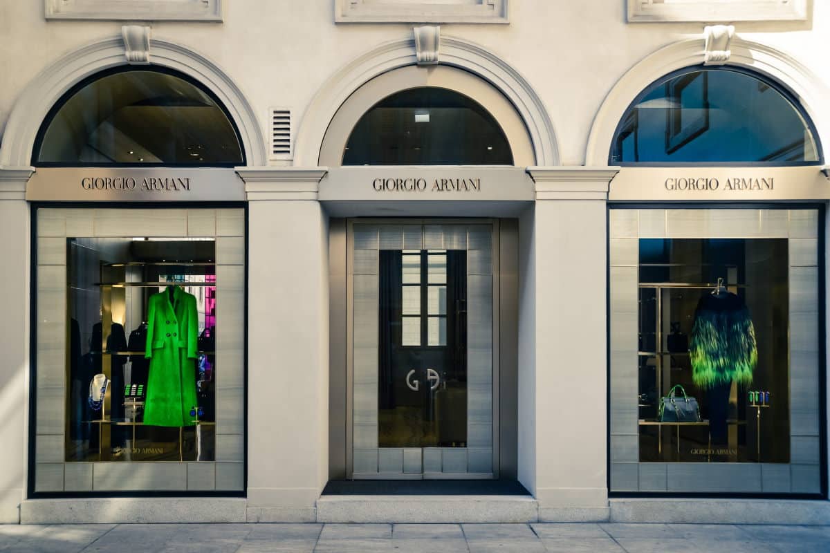 Istruttoria di Antitrust su Armani e Dior per pratiche commerciali scorrette e condizioni di lavoro inadeguate (nonostante si spaccino per “etiche”) 1 negozio armani.jpg