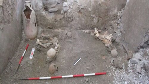 pompeii quake skeletons 500x281.jpg