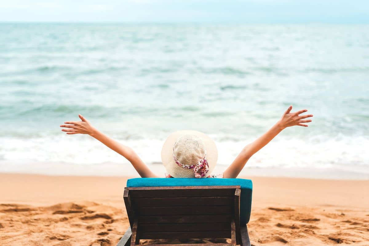 Sono uno psicologo: fai queste 5 cose per staccare dal lavoro prima delle vacanze 1 rilassarsi in vacanza.jpg