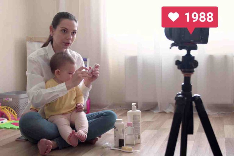 In Illinois gli influencer che guadagnano mostrando i figli sui social dovranno versare loro il 15% dei compensi 4 sharenting.jpg