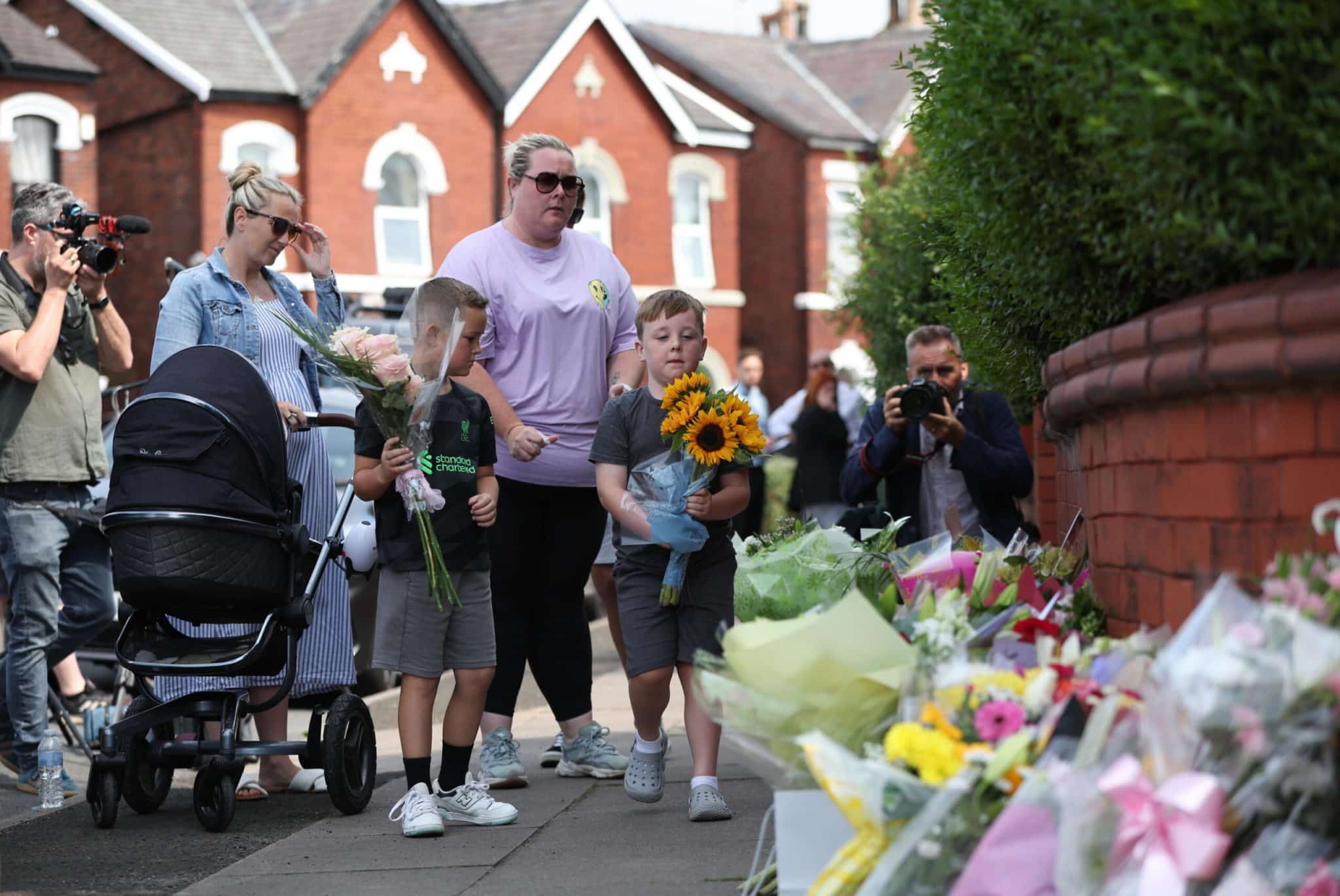 Attacco a Southport, morta una terza bambina accoltellata. Due organizzatrici hanno salvato 16 bambine dalla furia del 17enne 1 strage southport accoltellamenti bambini scaled.jpg