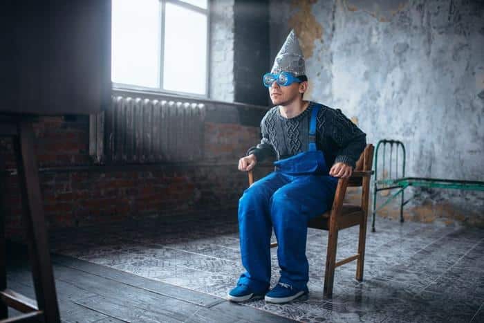 Magnetogenetica: il Futuro della Manipolazione Cerebrale 1 tinfoil hat m.jpg
