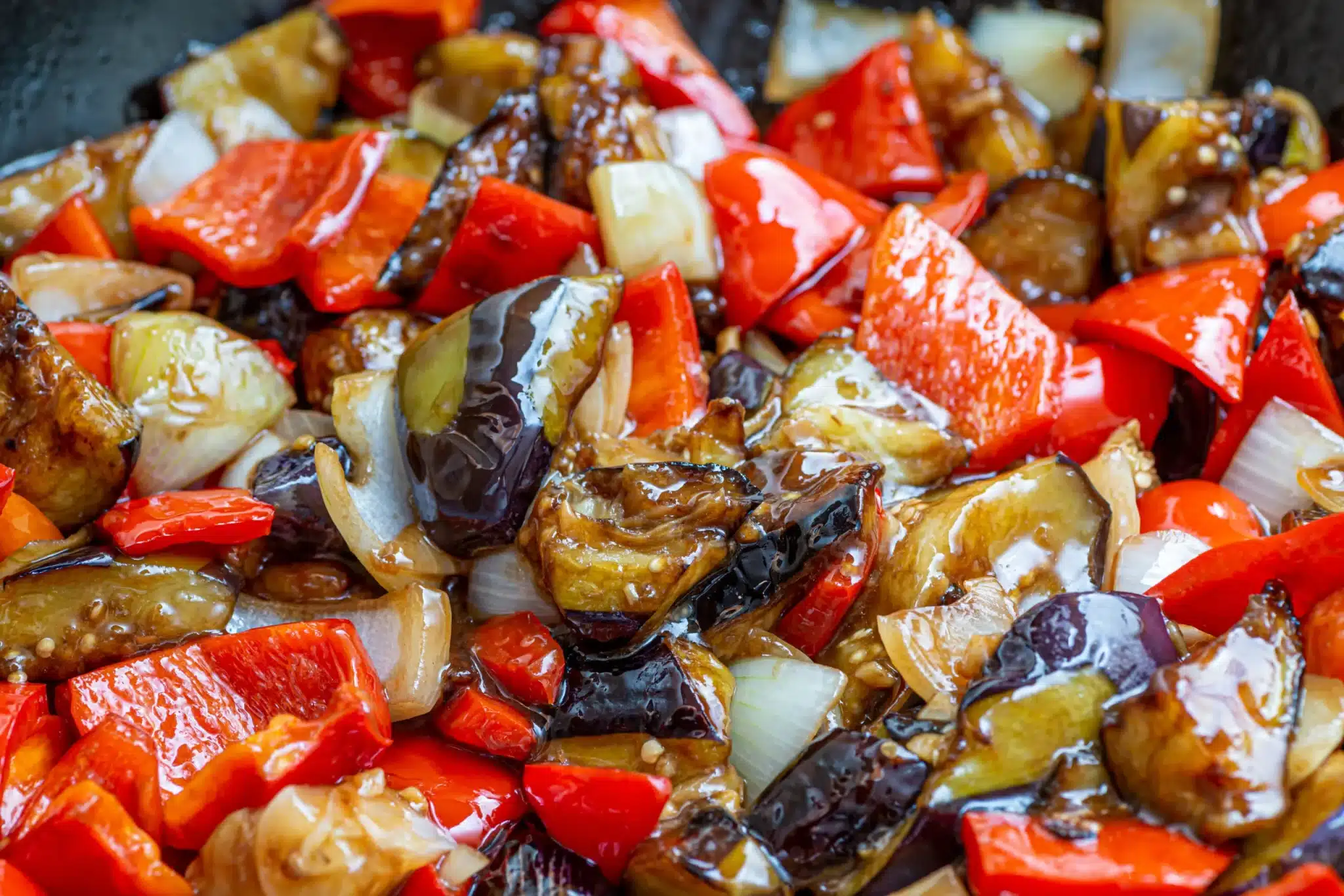 Melanzane, Peperoni e Cipolle al Forno: una delizia facilissima da preparare! 1 AdobeStock 598933079 1 scaled.jpeg.webp
