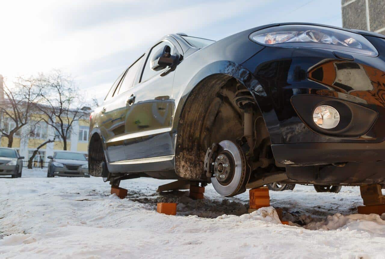 Auto in strada che ha subito il furto di cerchi e gomme 2 e1723460846202.jpg