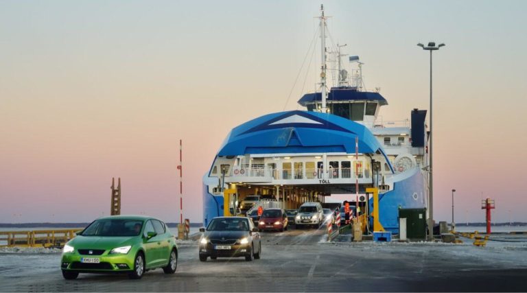 Auto sbarcano dal traghetto allarrivo in porto 1 e1721740386705.jpg