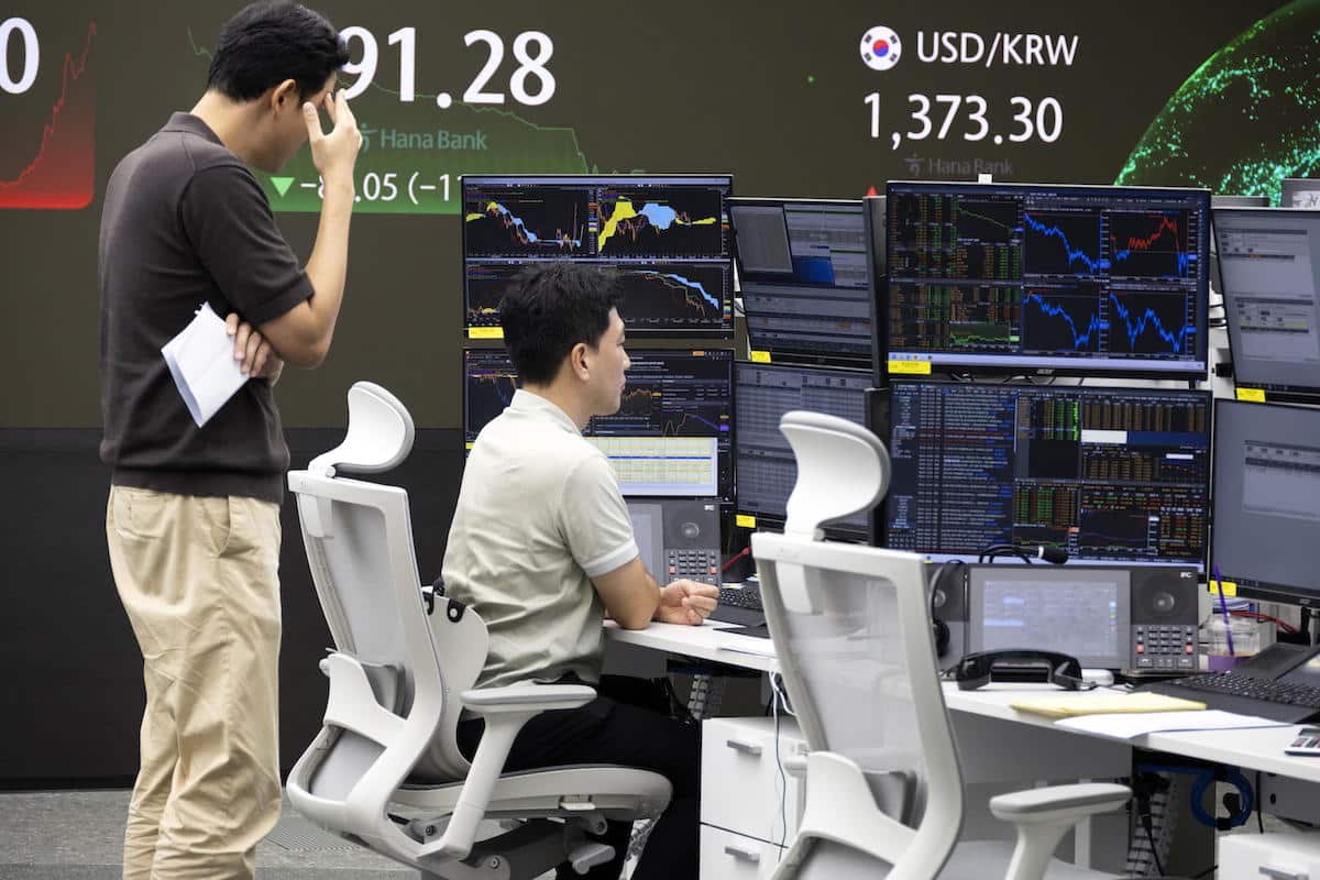 Il lunedì nero delle Borse contagia anche Milano: bruciati 15 miliardi. Tempesta in arrivo o scivolone isolato? Ecco cosa sta succedendo 1 Borse Asia crollo.jpg
