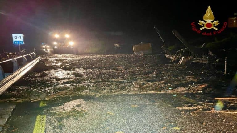Maltempo, frane sulle strade per le montagne delle Dolomiti: la mappa dei disagi e gli interventi d’emergenza – I video 1 Frana tra Friuli e Veneto.jpg