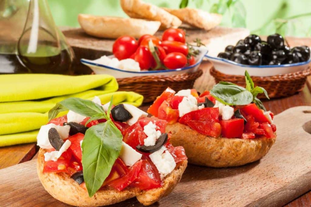 Frisella pomodoro feta e olive.jpg