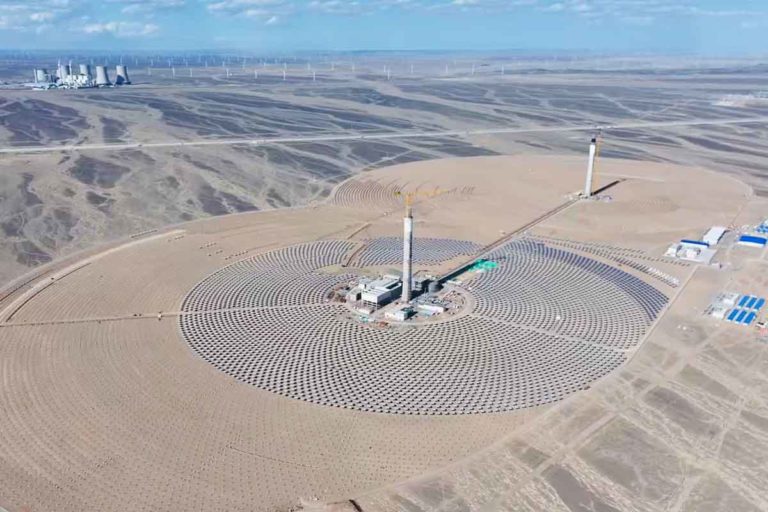 La prima centrale solare termica a doppia torre al mondo che sfrutta il sale fuso per funzionare anche di notte 1 Il primo impianto solare termico a doppia torre al mondo.jpg