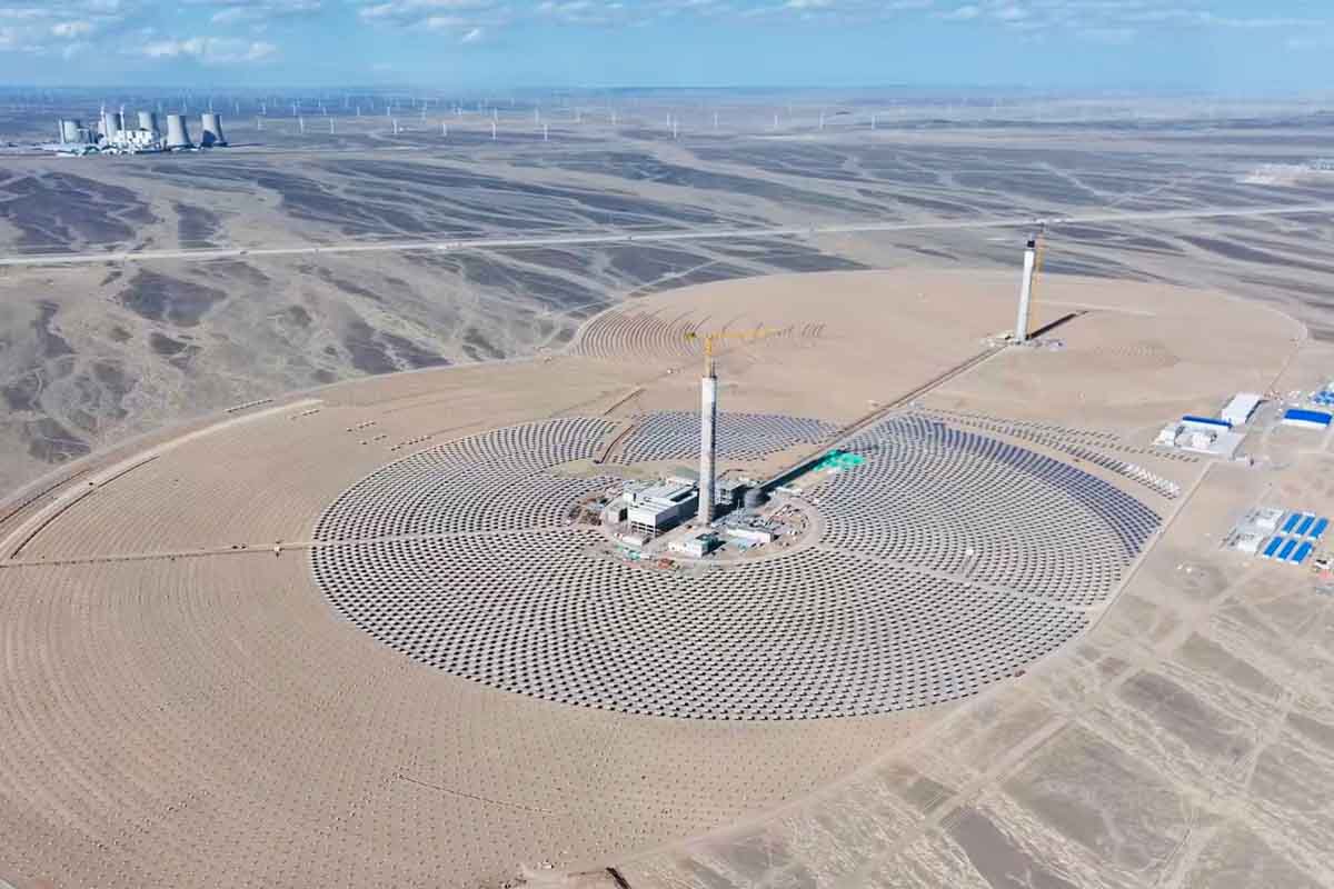 La prima centrale solare termica a doppia torre al mondo che sfrutta il sale fuso per funzionare anche di notte 1 Il primo impianto solare termico a doppia torre al mondo.jpg