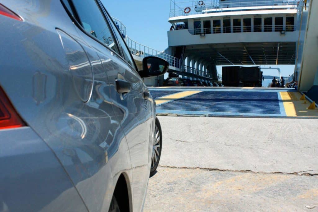 Imbarco auto nave trasporto marittimo e1717406878544.jpg